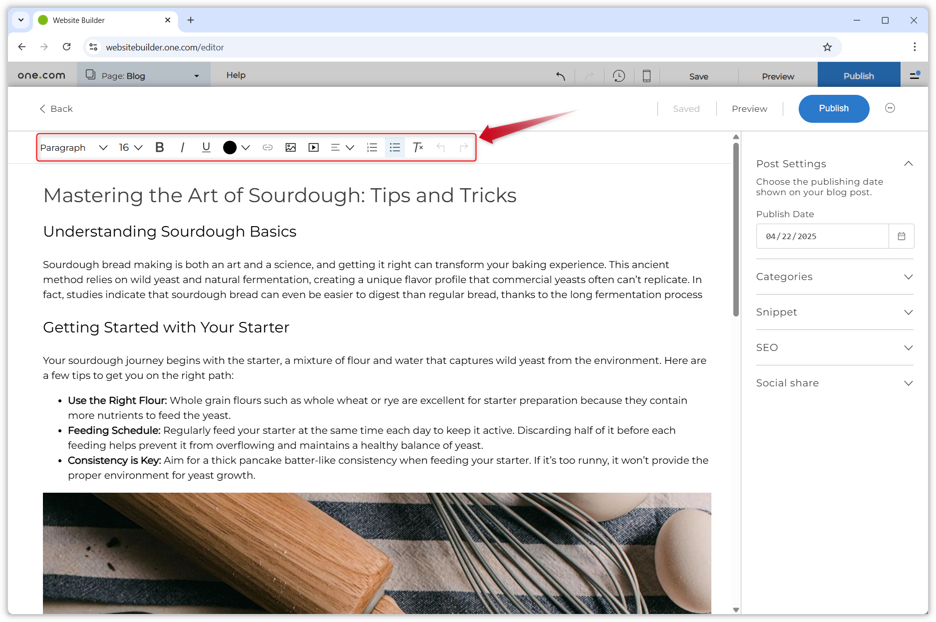 Screenshot des geöffneten Blog-Beitrags im Editor. Ein roter Rahmen umrandet das Eigenschaftenfenster mit den Bearbeitungsoptionen, und ein roter Pfeil zeigt ebenfalls darauf.